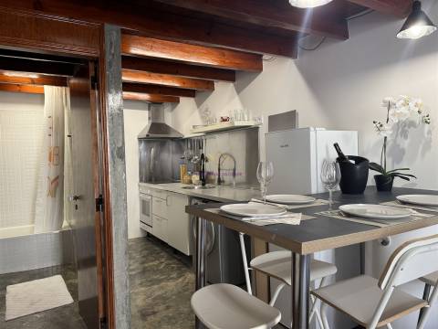 Charme Histórico com Toque Moderno – T1 Mezzanine junto ao Castelo de São Jorge