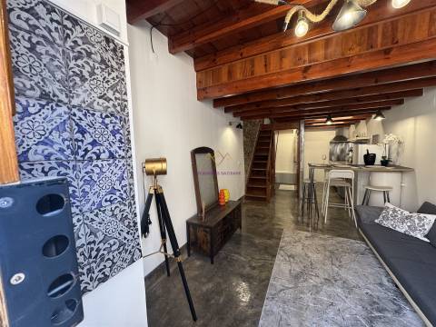 Charme Histórico com Toque Moderno – T1 Mezzanine junto ao Castelo de São Jorge