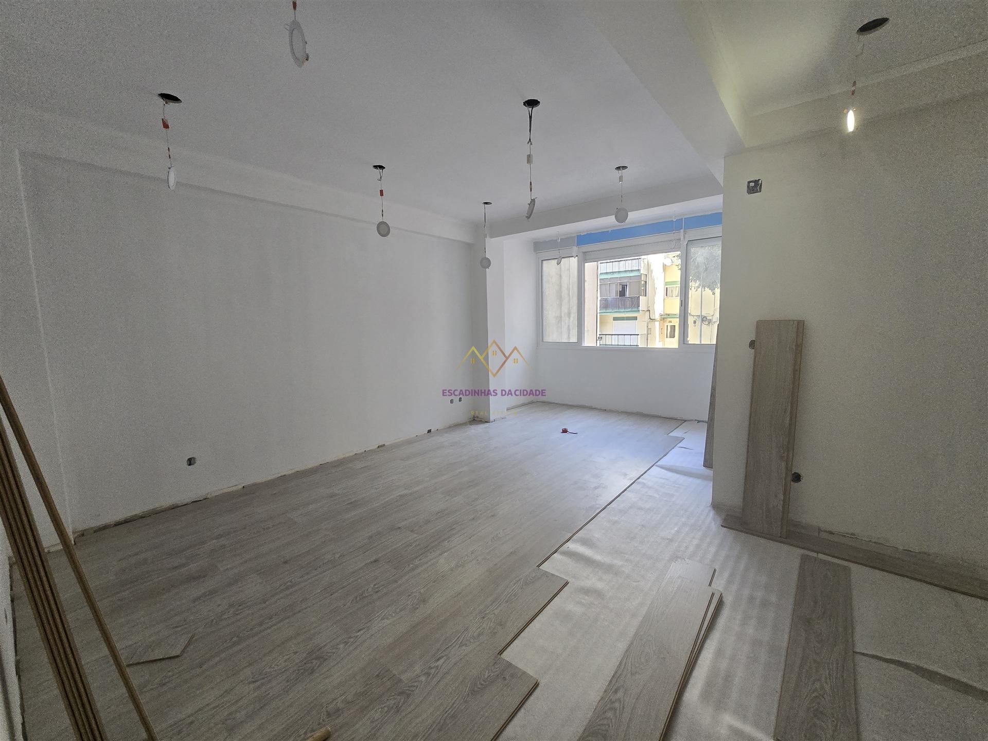 T2 na Reboleira (junto ao Bingo) totalmente remodelado, predio com elevador
