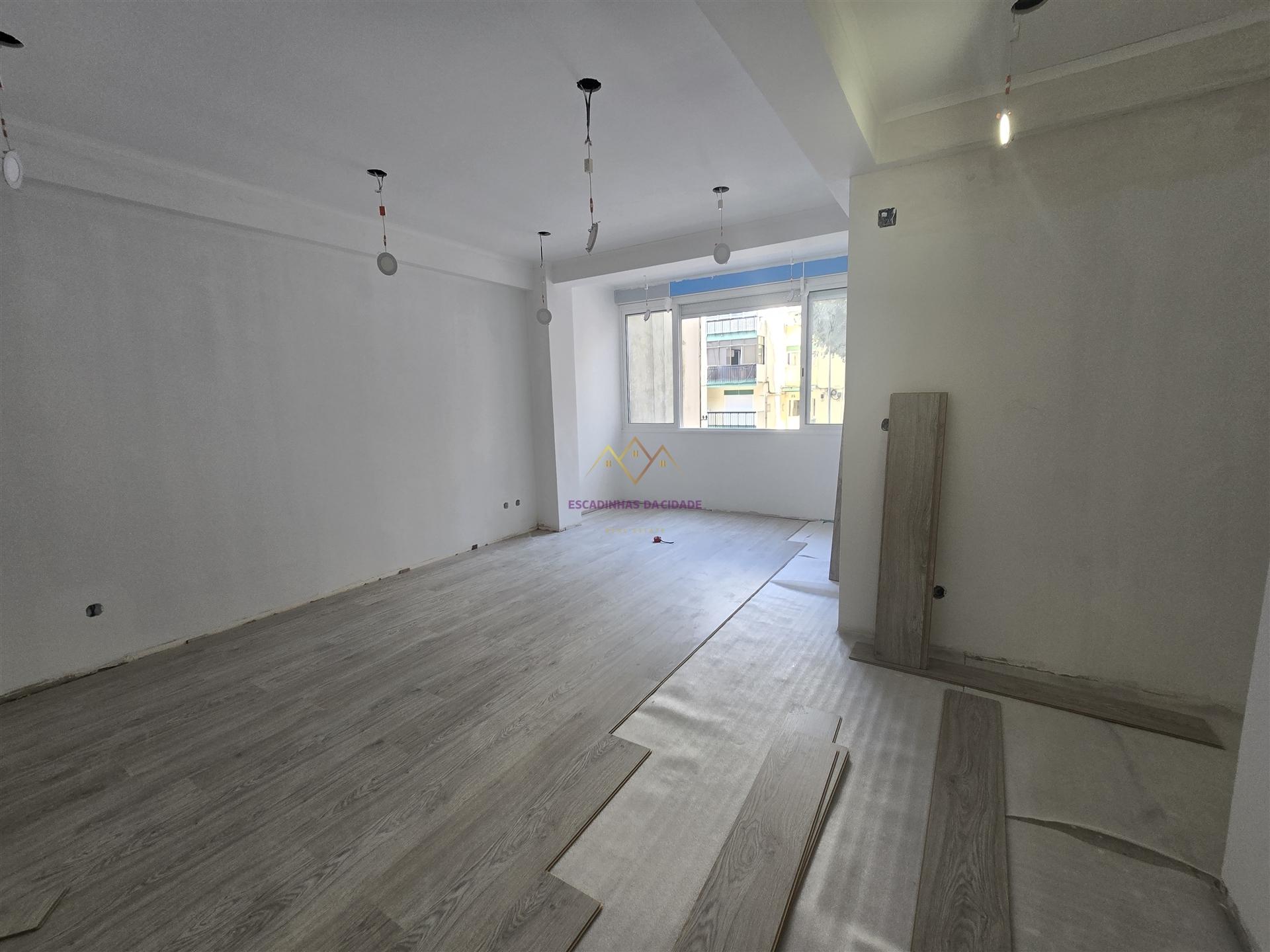 T2 na Reboleira (junto ao Bingo) totalmente remodelado, predio com elevador