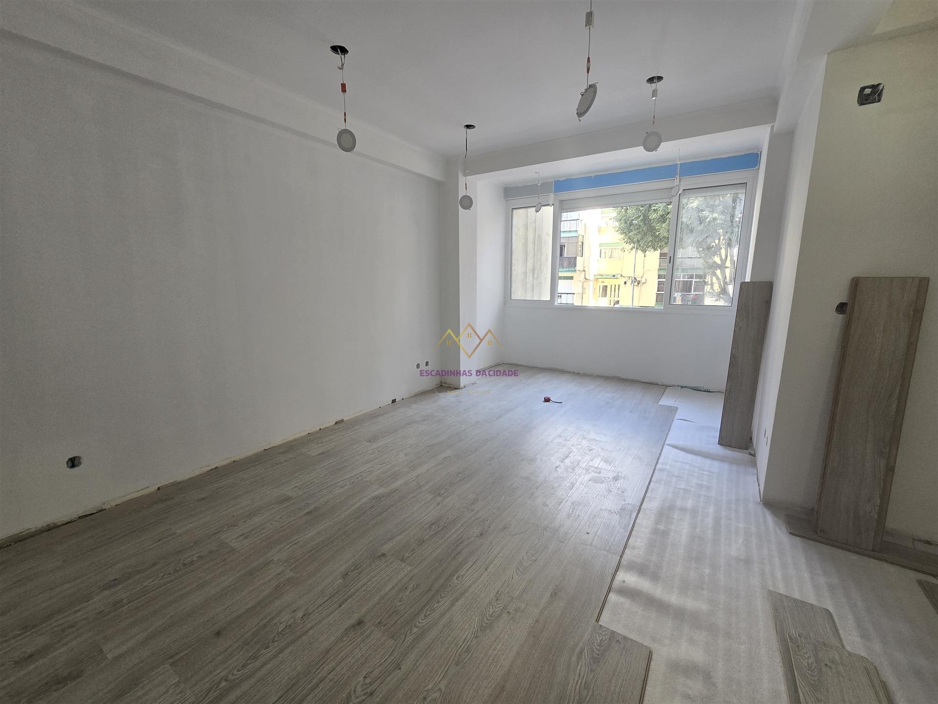 T2 na Reboleira (junto ao Bingo) totalmente remodelado, predio com elevador