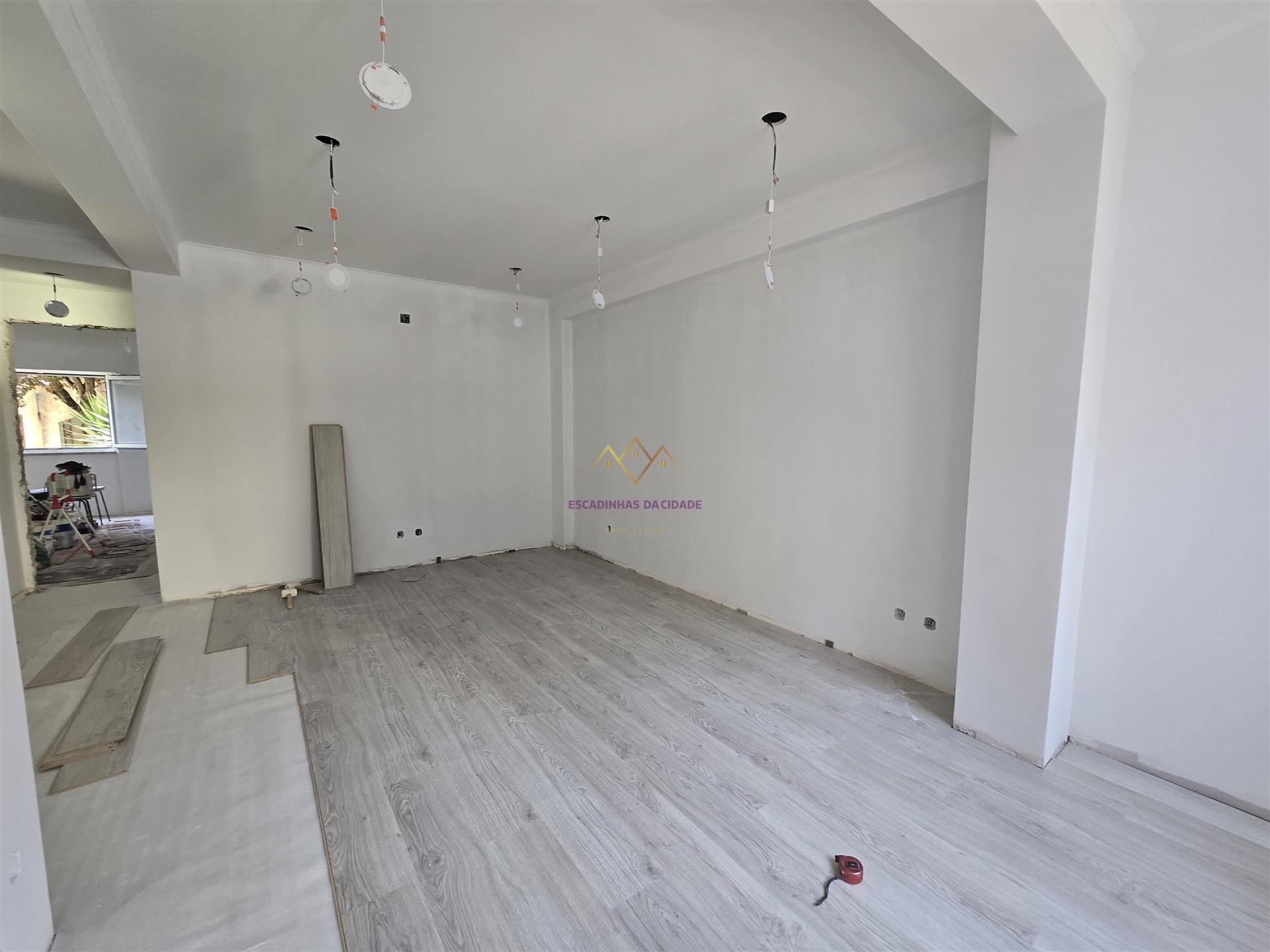 T2 na Reboleira (junto ao Bingo) totalmente remodelado, predio com elevador