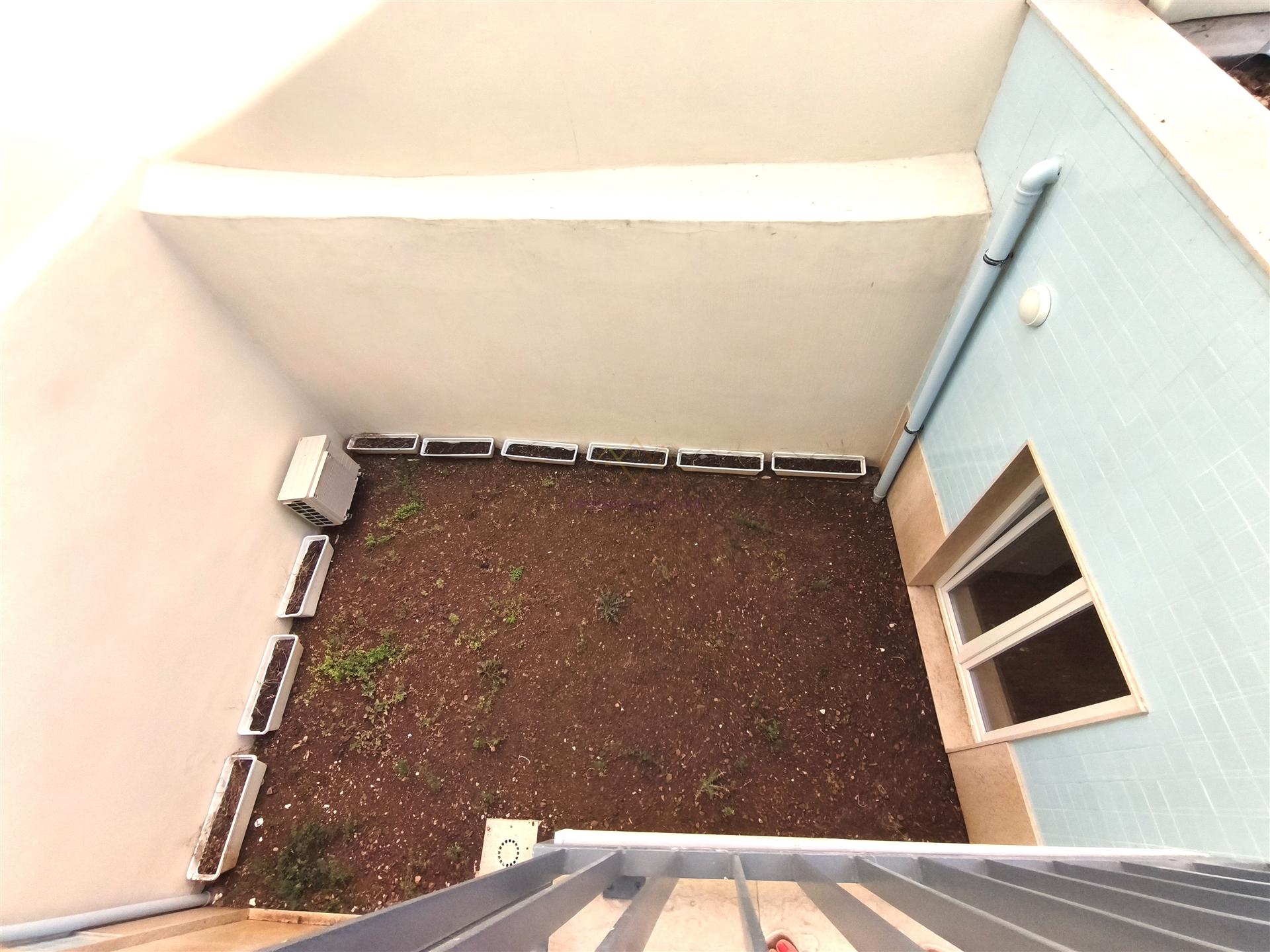 Charme e Conforto: T0+1 com 25 m² de Terraço no Alto de Santo Amaro, com potencial de AL