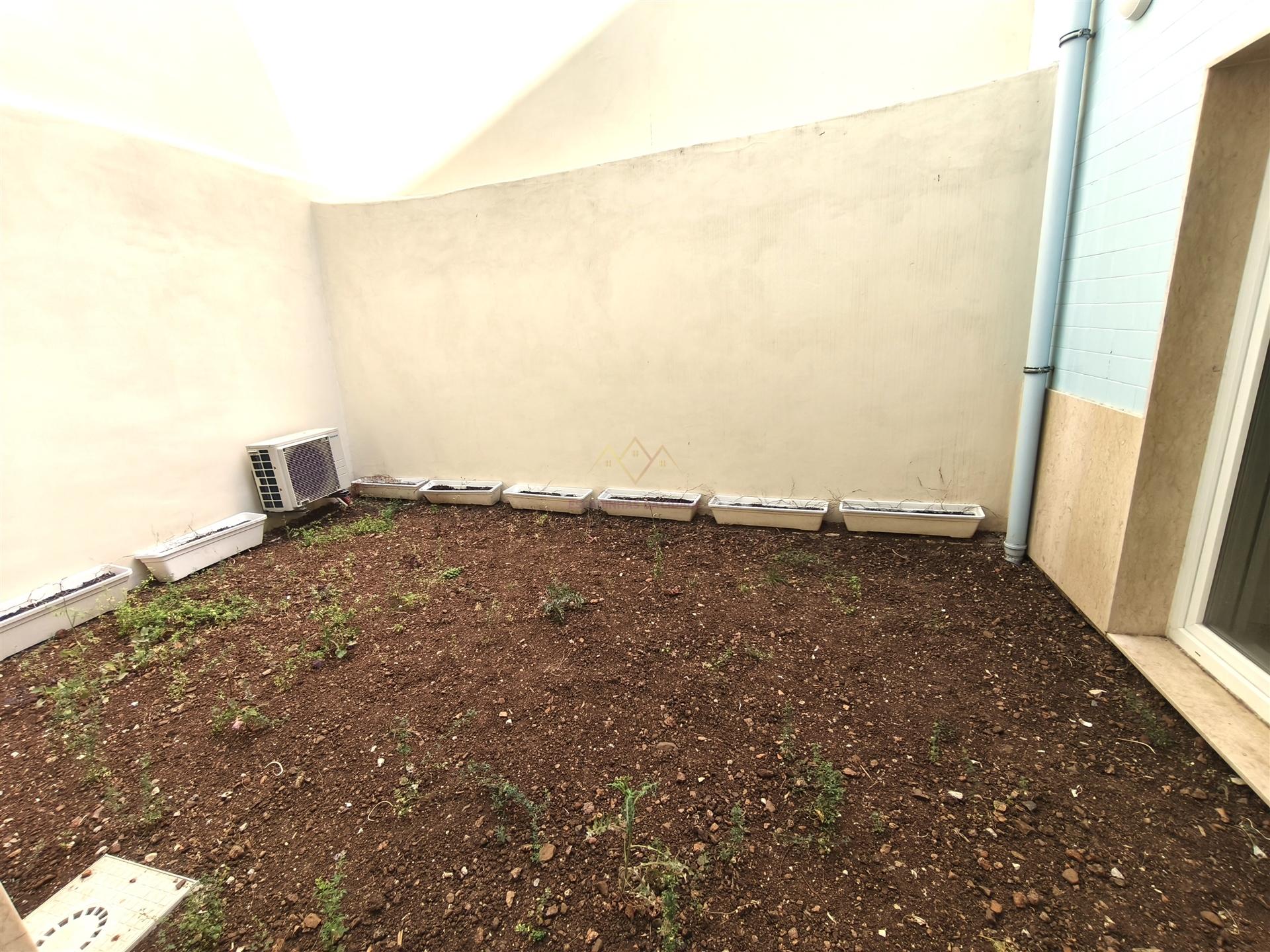 Charme e Conforto: T0+1 com 25 m² de Terraço no Alto de Santo Amaro, com potencial de AL