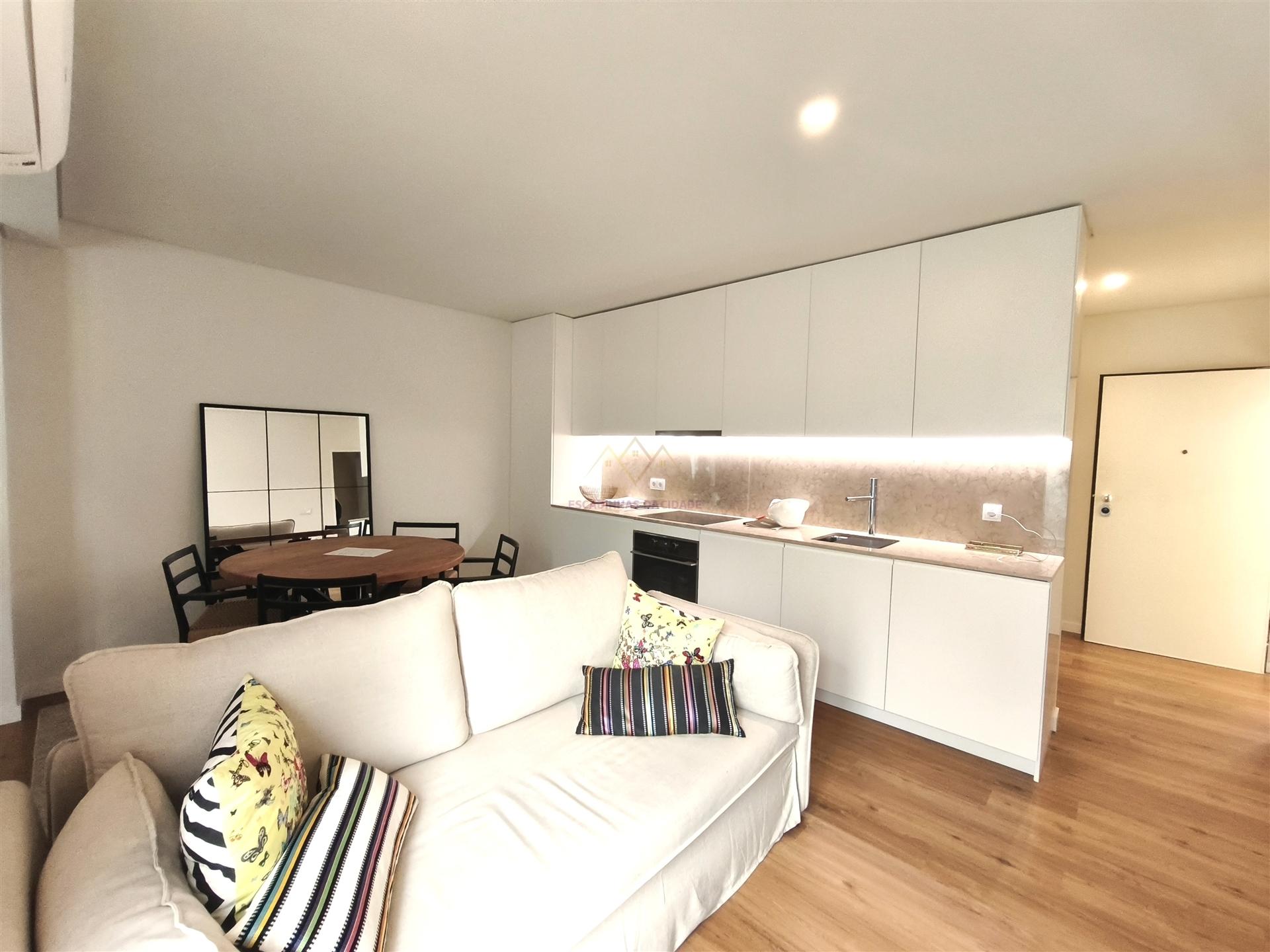 Charme e Conforto: T0+1 com 25 m² de Terraço no Alto de Santo Amaro, com potencial de AL