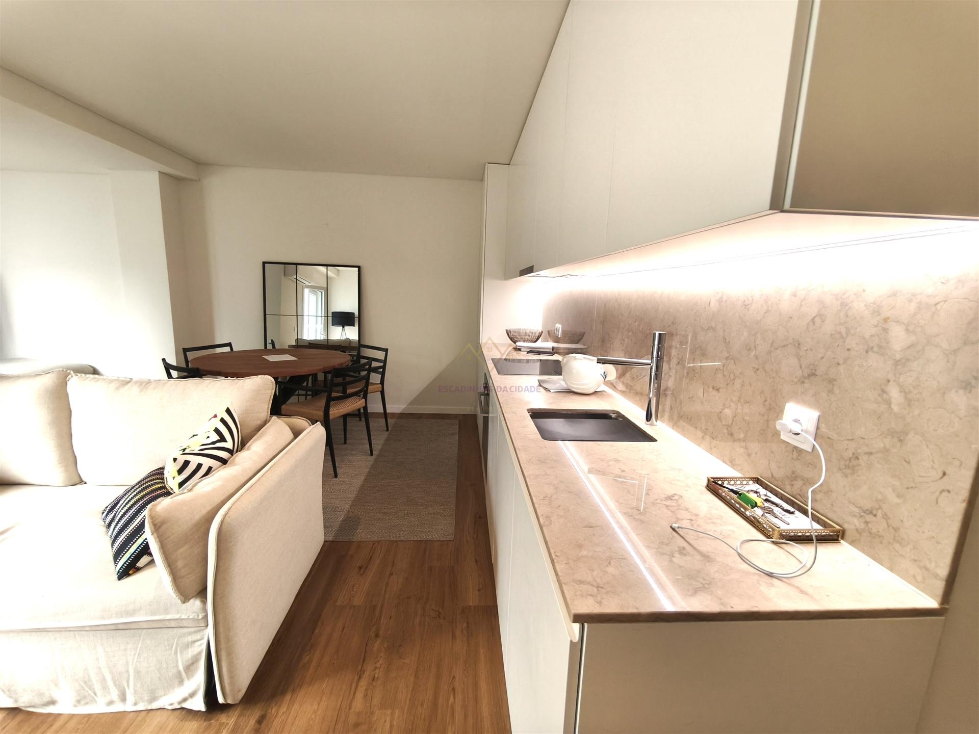Charme e Conforto: T0+1 com 25 m² de Terraço no Alto de Santo Amaro, com potencial de AL