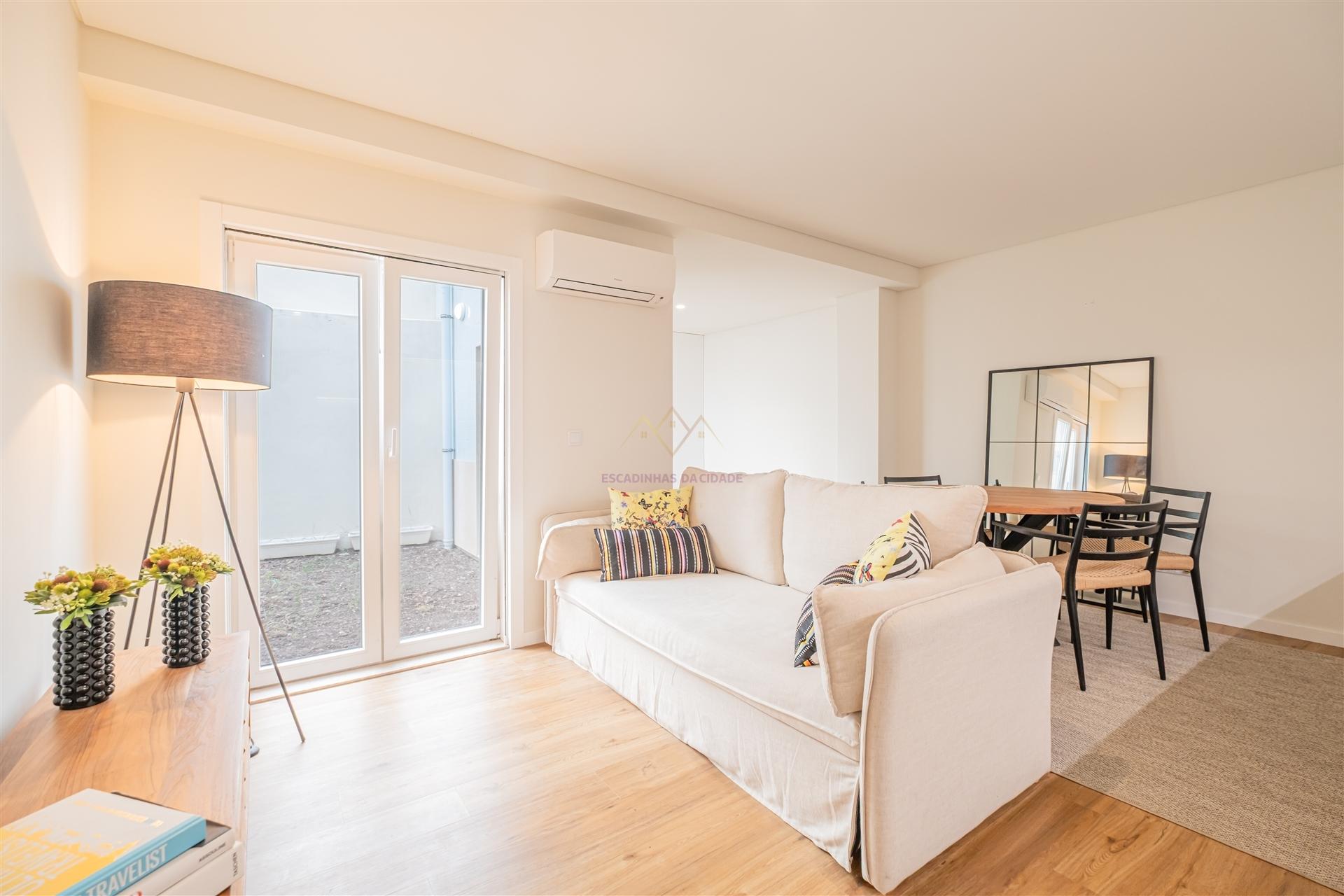 Charme e Conforto: T0+1 com 25 m² de Jardim privativo, no Alto de Santo Amaro, com potencial de AL