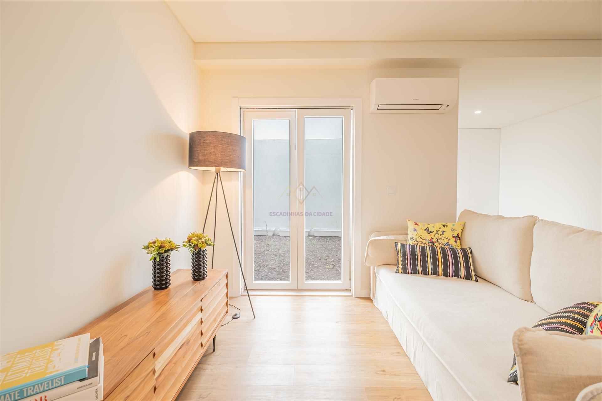 Charme e Conforto: T0+1 com 25 m² de Jardim privativo, no Alto de Santo Amaro, com potencial de AL