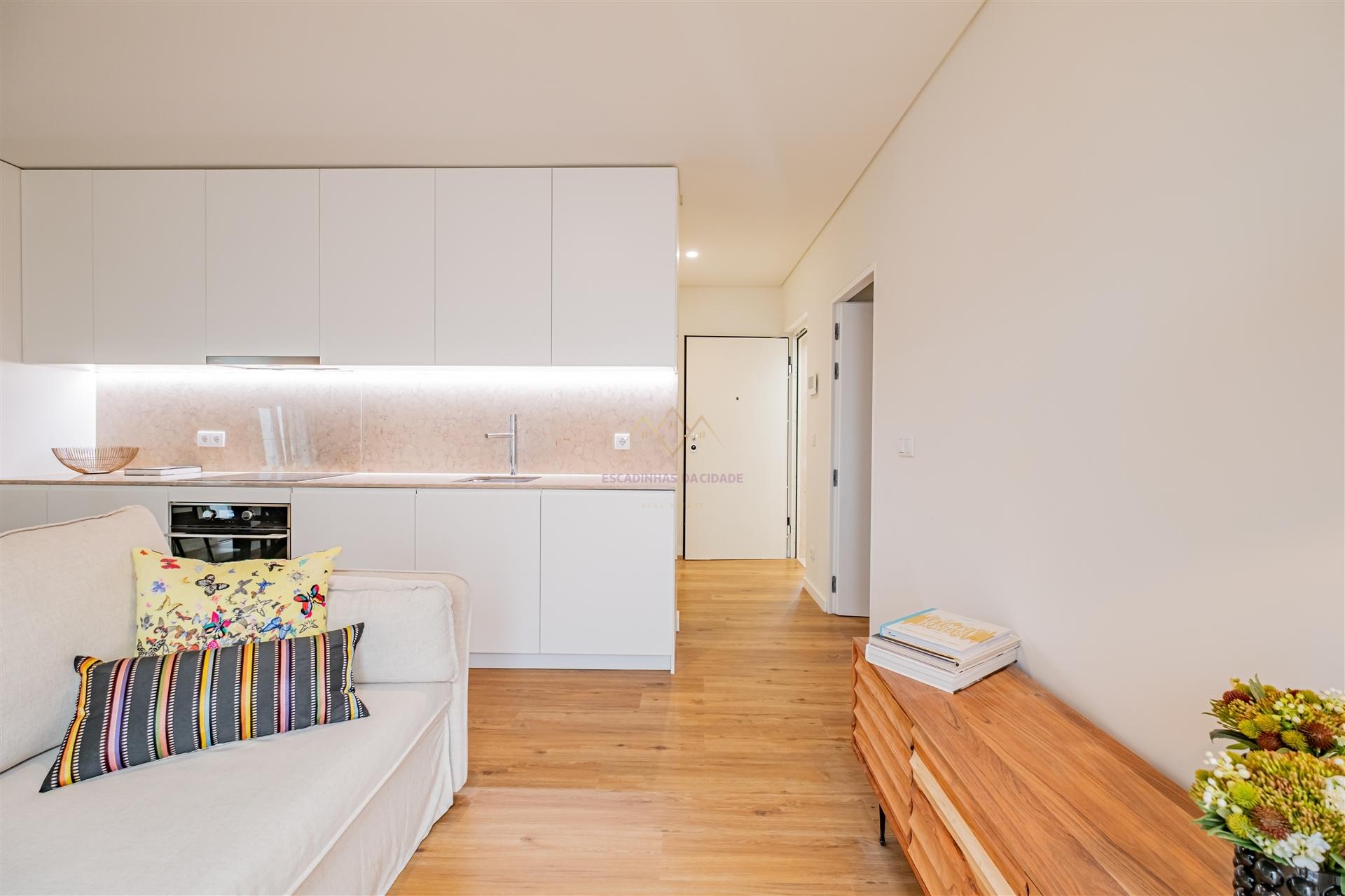 Charme e Conforto: T0+1 com 25 m² de Jardim privativo, no Alto de Santo Amaro, com potencial de AL