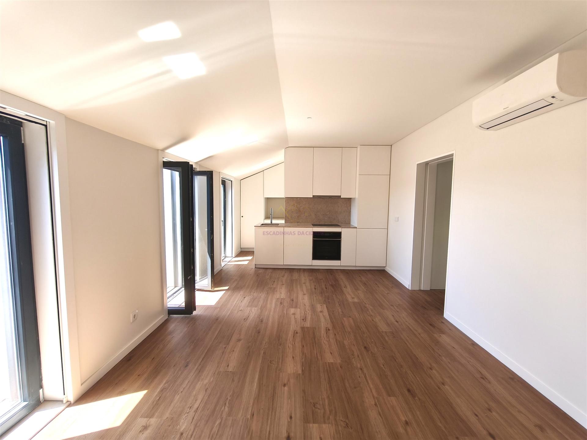Vista de Sonho: T1 com pequeno Terraço e varandas e com Licença de AL, no Alto Santo Amaro