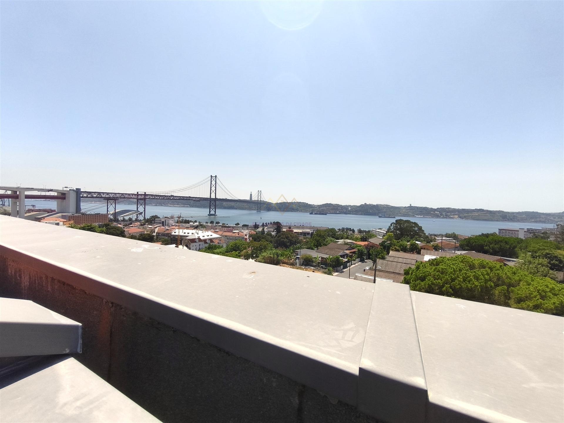 Vista de Sonho: T1 com pequeno Terraço e varandas e com Licença de AL, no Alto Santo Amaro