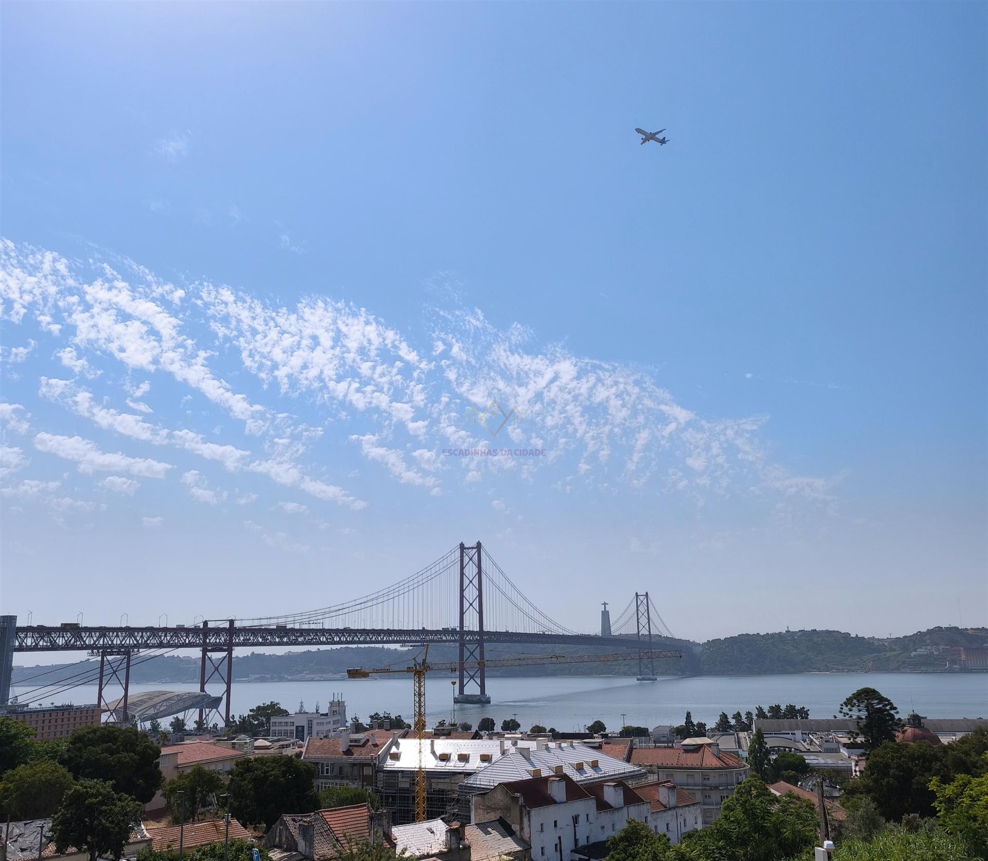 Vista de Sonho: T1 com pequeno Terraço e varandas e com Licença de AL, no Alto Santo Amaro