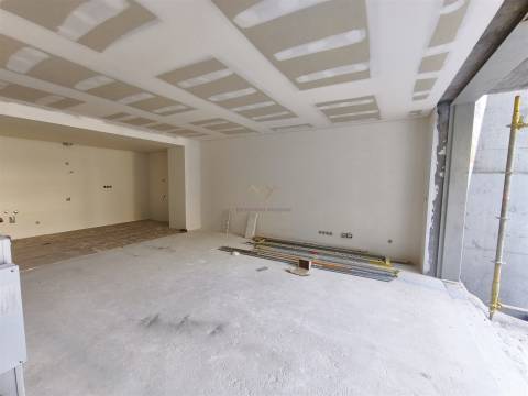 T1+1 com Jardim Privativo 30 m2 em Condomínio com Ginásio, na Junqueira