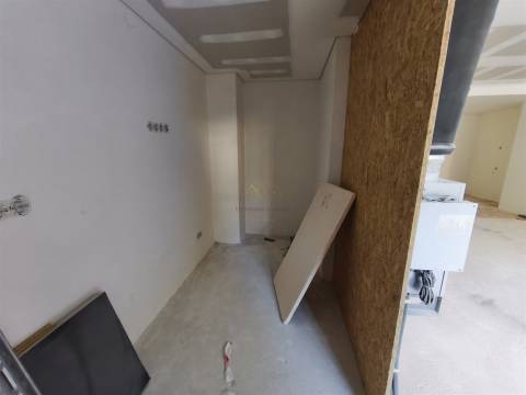 T1+1 com Jardim Privativo 30 m2 em Condomínio com Ginásio, na Junqueira