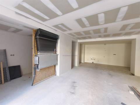 T1+1 com Jardim Privativo 30 m2 em Condomínio com Ginásio, na Junqueira