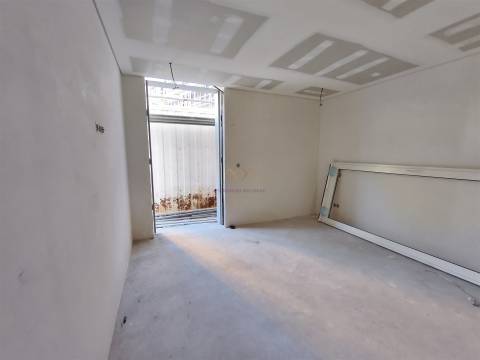 T1+1 com Jardim Privativo 30 m2 em Condomínio com Ginásio, na Junqueira