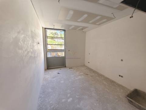 Alcântara, T3 com estacionamento em condomínio com ginásio