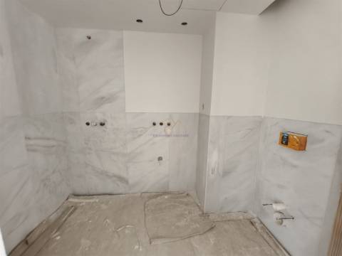 Alcântara, T3 com estacionamento em condomínio com ginásio