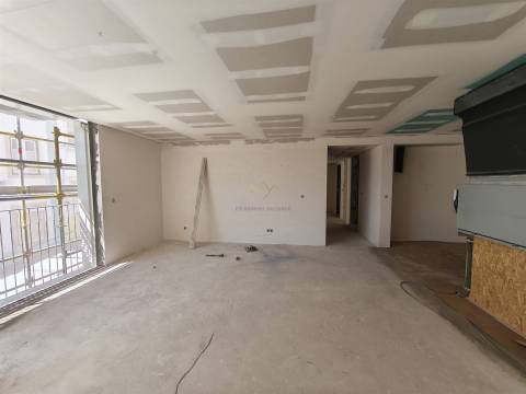 T2 em Condomínio com Jardim e Ginásio, na Junqueira