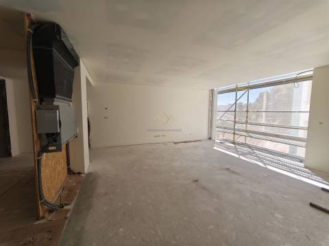 T2 em Condomínio com Jardim e Ginásio, na Junqueira