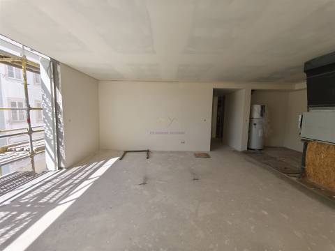 T2 em Condomínio com Jardim e Ginásio, na Junqueira