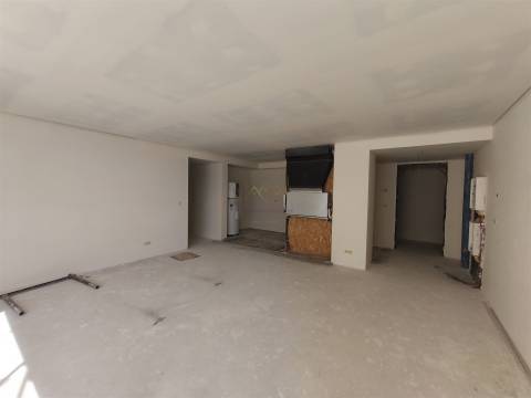 T2 em Condomínio com Jardim e Ginásio, na Junqueira