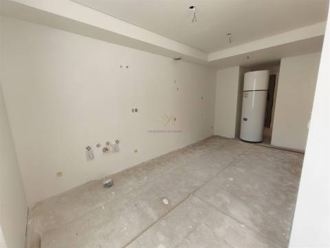 Alcântara, T3 Novo a estrear em condomínio com Jardim e  ginásio