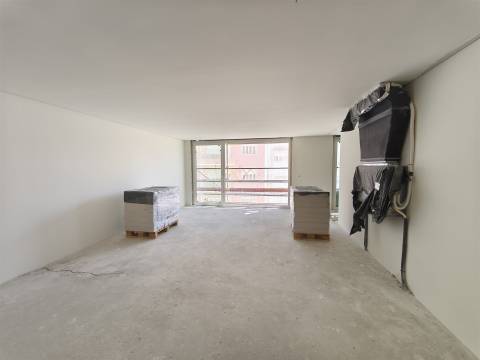 Alcântara, T3 Novo a estrear em condomínio com Jardim e  ginásio