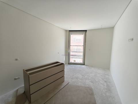 Alcântara, T3 Novo a estrear em condomínio com Jardim e  ginásio