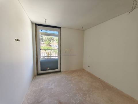 Alcântara, T3 Novo a estrear em condomínio com Jardim e  ginásio