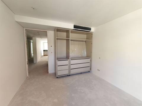 Alcântara, T3 Novo a estrear em condomínio com Jardim e  ginásio