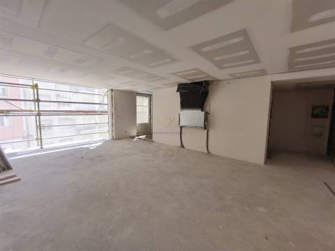 Alcântara, T3 Novo a estrear em condomínio com Jardim e  ginásio