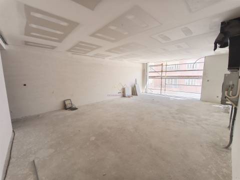 Alcântara, T3 Novo a estrear em condomínio com Jardim e  ginásio