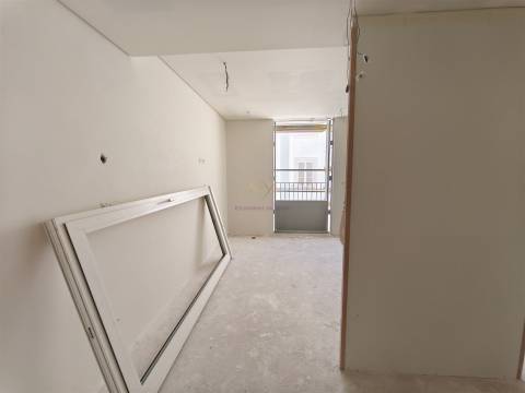 T2 com varanda,  em Condomínio com Jardim e Ginásio, na Junqueira