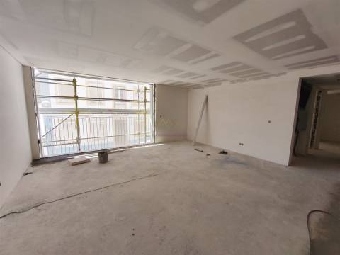 T2 com varanda,  em Condomínio com Jardim e Ginásio, na Junqueira