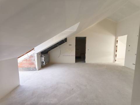 T4 Duplex com 4 suites,  2 lugares de estacionamento e Arrecadação