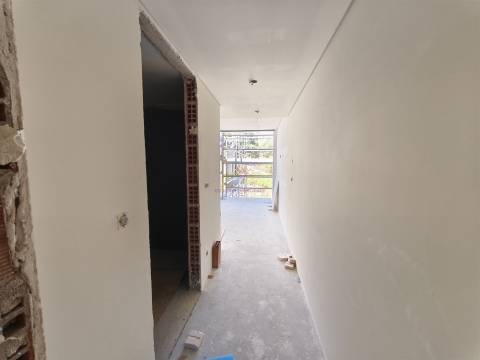 T4 Duplex com 4 suites,  2 lugares de estacionamento e Arrecadação