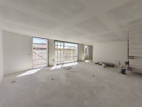 T4 Duplex com 4 suites,  2 lugares de estacionamento e Arrecadação