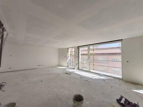 T4 Duplex com 4 suites,  2 lugares de estacionamento e Arrecadação