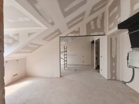 T4 Duplex com vista Rio,  2 lugares de estacionamento e Arrecadação