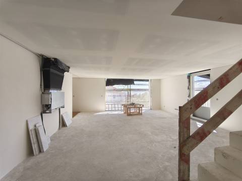 T4 Duplex com vista Rio,  2 lugares de estacionamento e Arrecadação