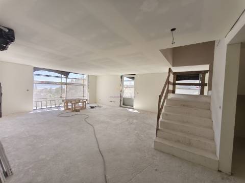 T4 Duplex com vista Rio,  2 lugares de estacionamento e Arrecadação