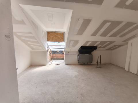 T4 Duplex com vista Rio,  2 lugares de estacionamento e Arrecadação