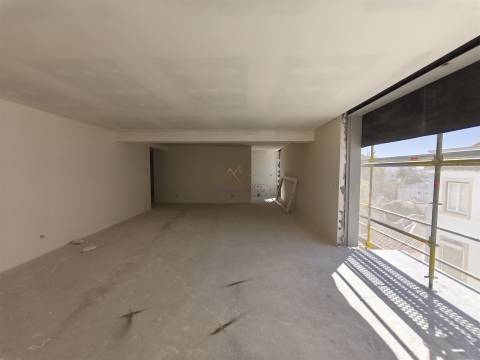 T6 Duplex com 243 m2 e vista Rio,  em condomínio com Jardim e  Ginásio