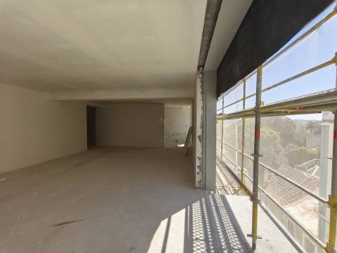 T6 Duplex com 243 m2 e vista Rio,  em condomínio com Jardim e  Ginásio