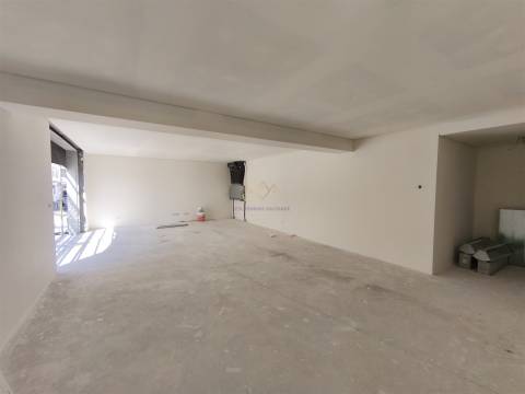 T6 Duplex com 243 m2 e vista Rio,  em condomínio com Jardim e  Ginásio