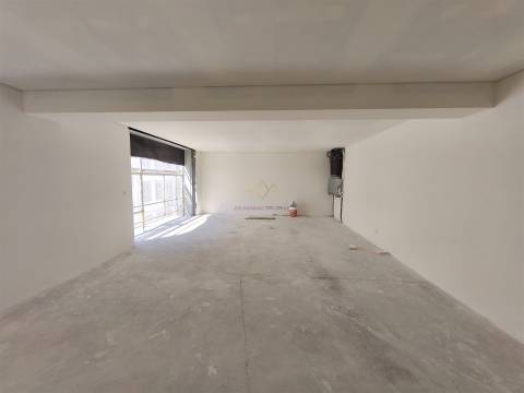 T6 Duplex com 243 m2 e vista Rio,  em condomínio com Jardim e  Ginásio