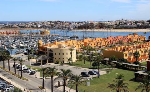 Apartamento T2 Moderno com Grande Varanda e 2 Lugares de Garagem – Portimão