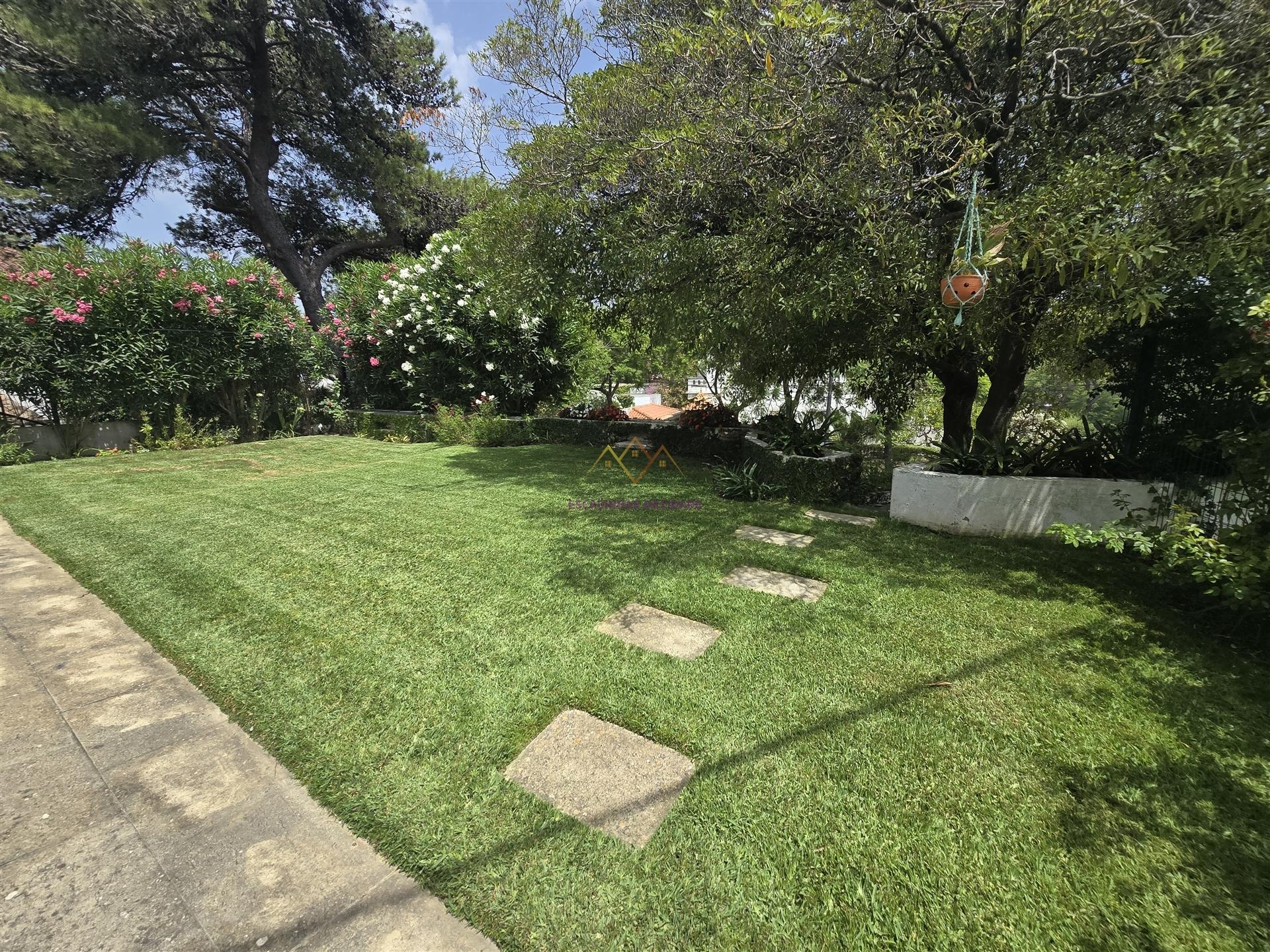 Moradia única à venda numa das melhores ruas de Oeiras