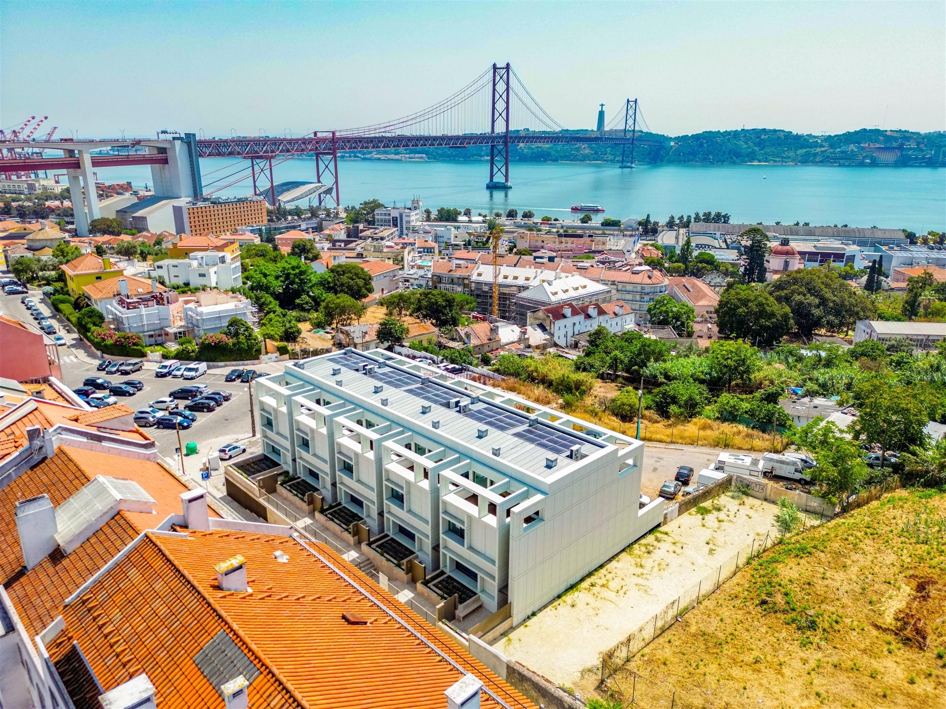 Viva o Luxo com Vista para o Tejo - Moradia com Garagem de 106 m2, no Alto Santo Amaro